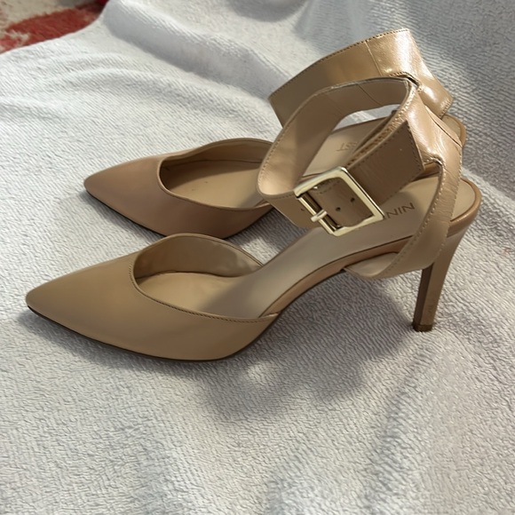 Nine West Shoes, 7 1/2 size - Picture 2 of 3